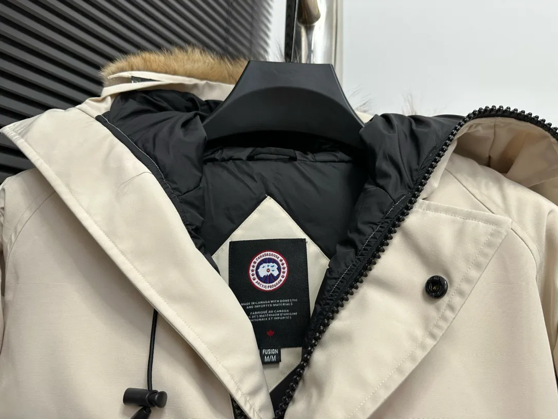 P780 [Canada goose] 01 Exdition Parka Down Jacket for Couples. Genuine original version. You need to compare with the genuine product at any time. All accessories are custom-made from the original factory. 💯The softness and hardness of the fabric is compared with the original one. It can be restored by kneading at will (fabric misunderstanding: fabrics with high hardness are not waterproof. Only those who buy the latest authentic version this year will notice the softness and comfort of the fabric) 💯The down is synchronized with the genuine white duck down, fluffy and not lumpy. Electronically controlled velvet filling machine 💯Customized zippers with genuine YKK military-grade copper core zipper pullers, high hardness and no jamming 💯The fur collar is purchased from Western Canada coyote skin original customization 💯All workmanship and wiring are controlled by workers with more than ten years of service. They must be horizontal and vertical, and are not crooked. The inner wiring density is more sophisticated. Feel free to compare 💯label, collar label, washed label, hangtag, zipper rope, pocket label Back label, collar velvet, Velcro fasteners, cuffs, all details are updated simultaneously with the original product. The best version, the most complete colors, battle all kinds of worldly goods, sizes: XS-XXL